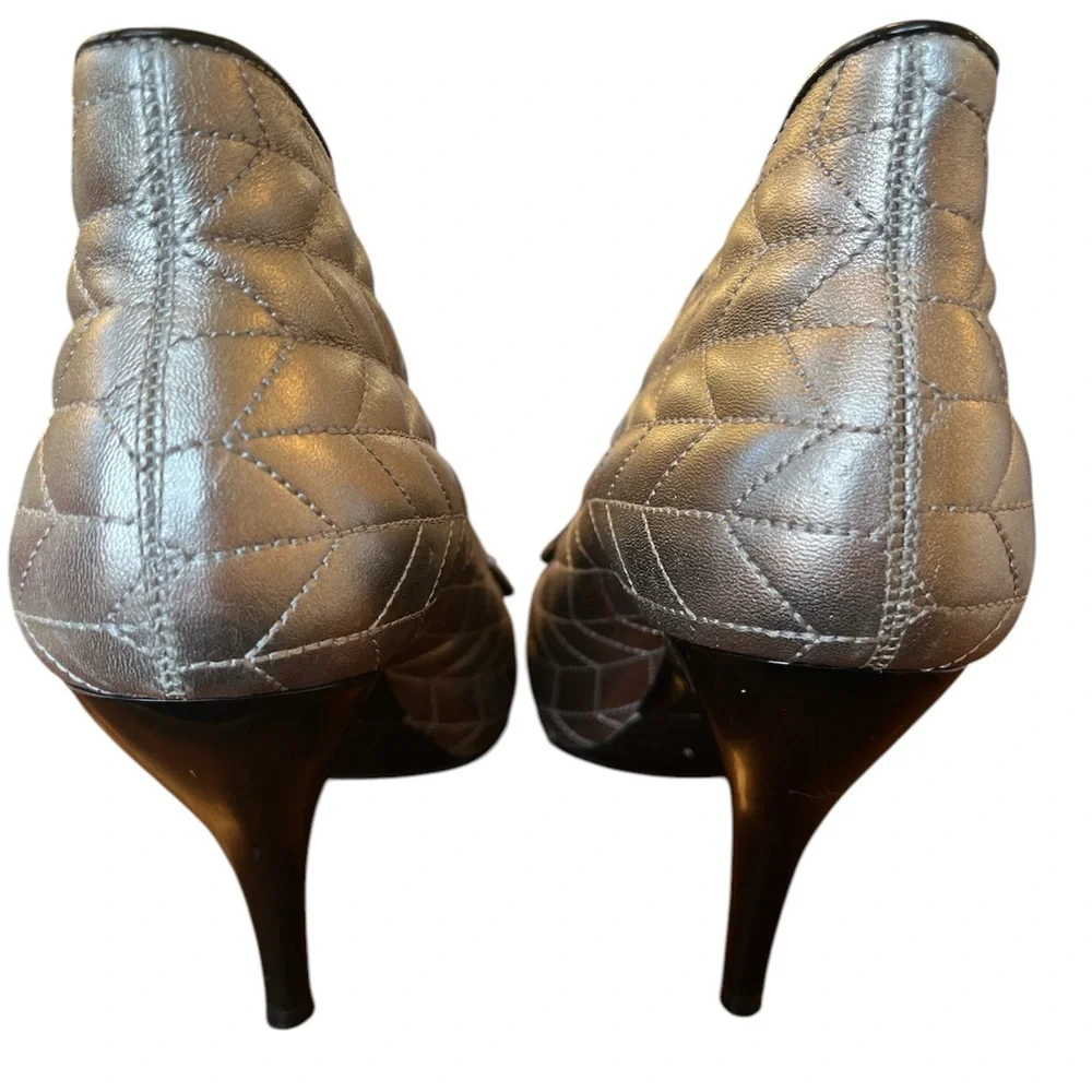 BCBG Sliver Quilted Leather Upper Boot 4” High Heels w/Black Tie Detail Size 7